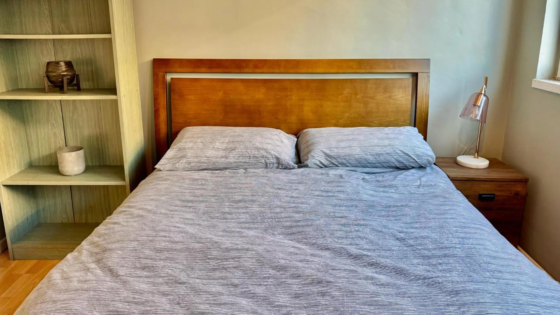 Pass The Keys Whitechapel Studio With Balcony London Apartment