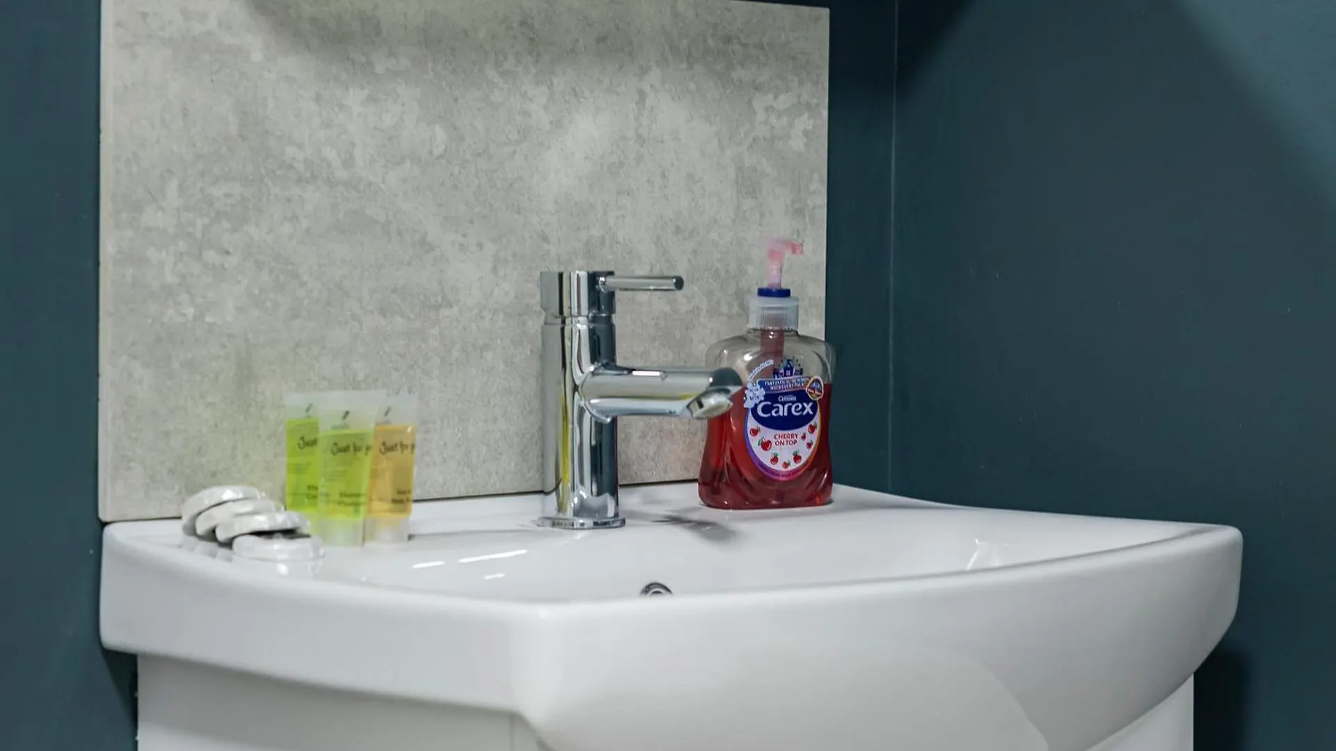 Pass The Keys Whitechapel Studio With Balcony London Apartment