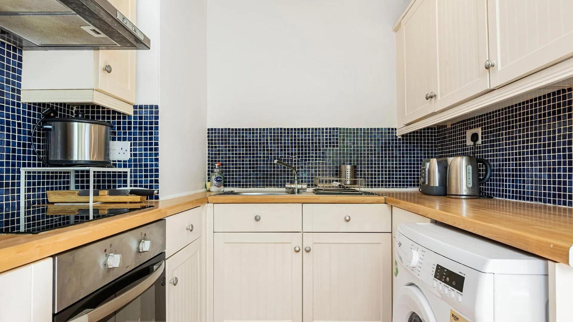 Pass The Keys Whitechapel Studio With Balcony London Apartment