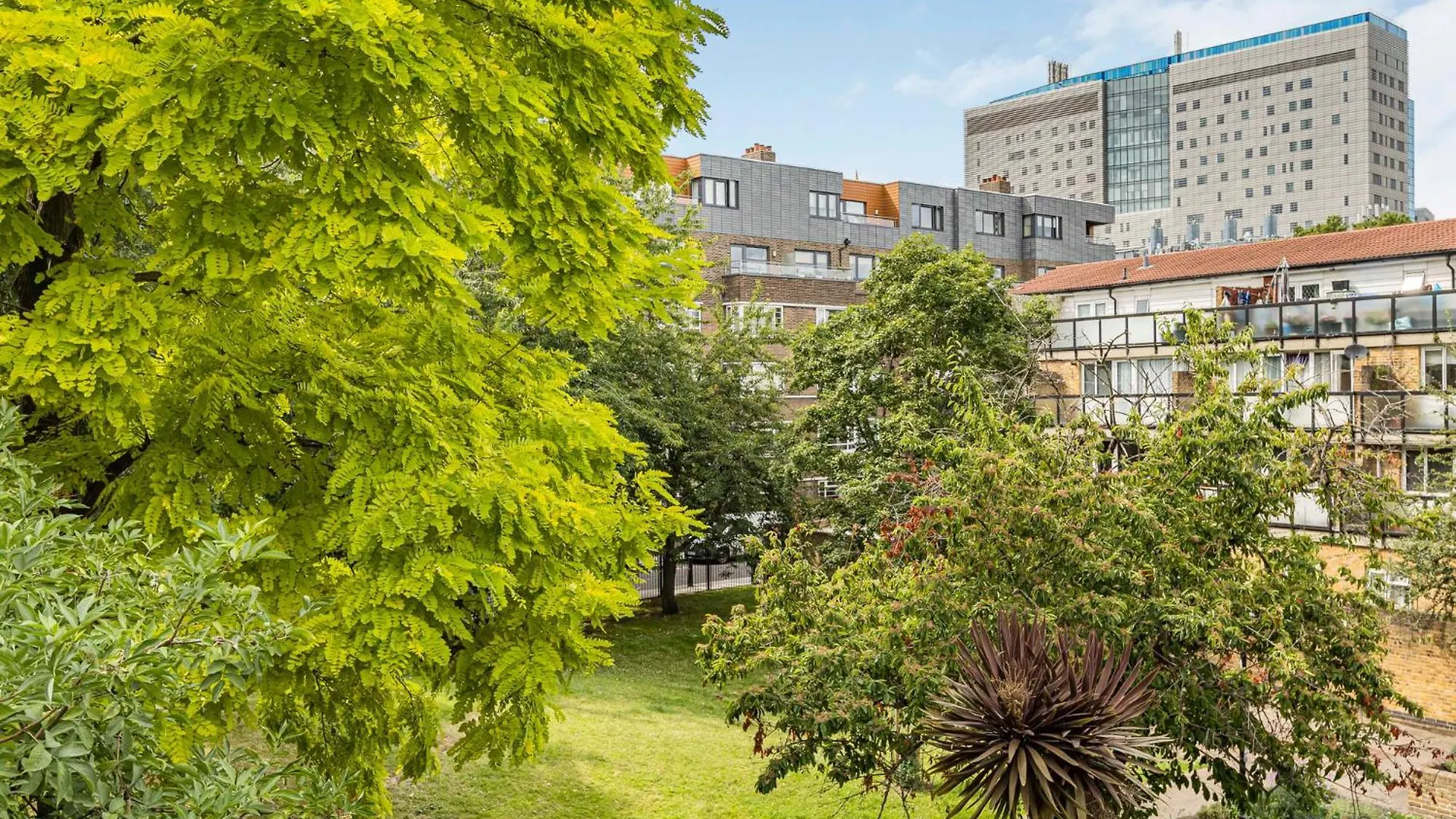 Pass The Keys Whitechapel Studio With Balcony London Apartment