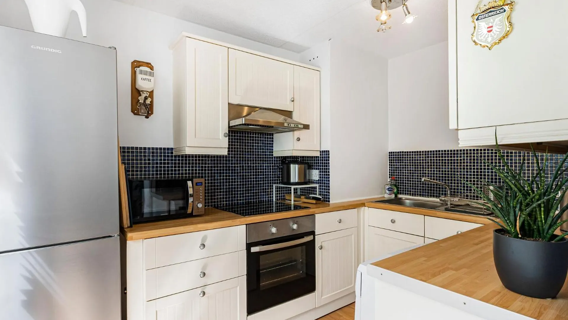 Pass The Keys Whitechapel Studio With Balcony London Apartment