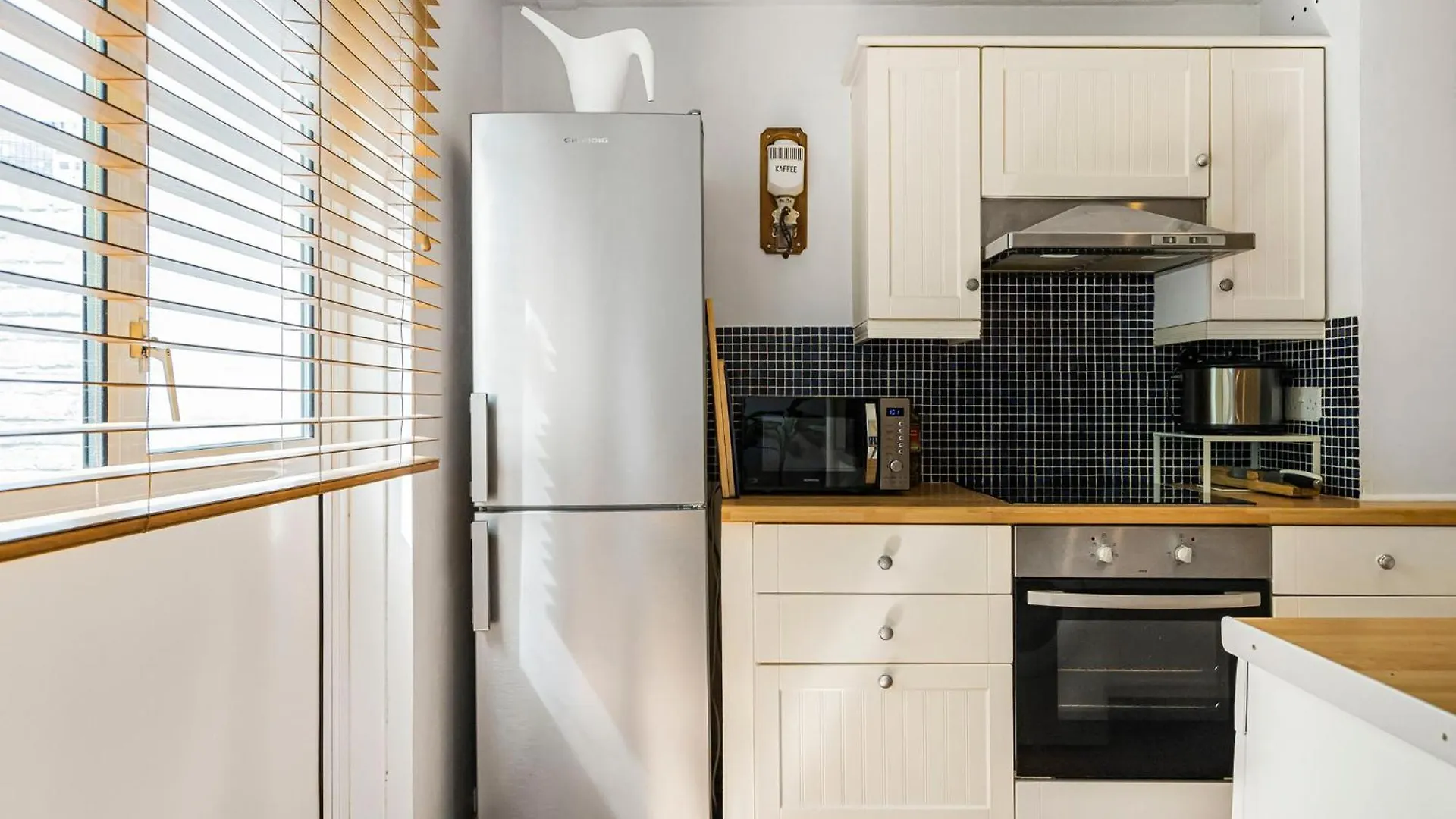 Pass The Keys Whitechapel Studio With Balcony London Apartment